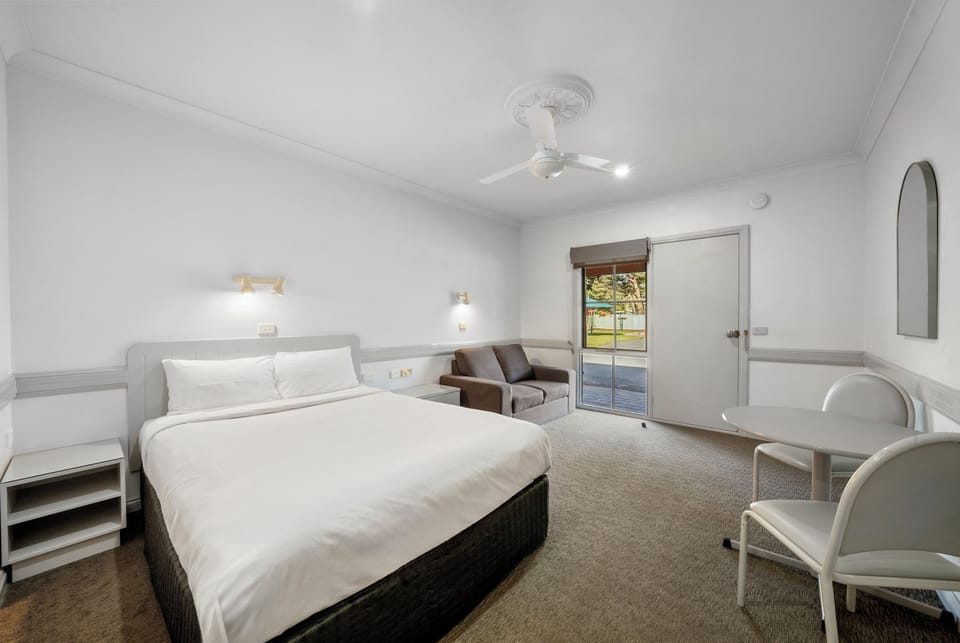Deluxe Room, 1 Queen Bed | Soundproofing, free WiFi, bed sheets