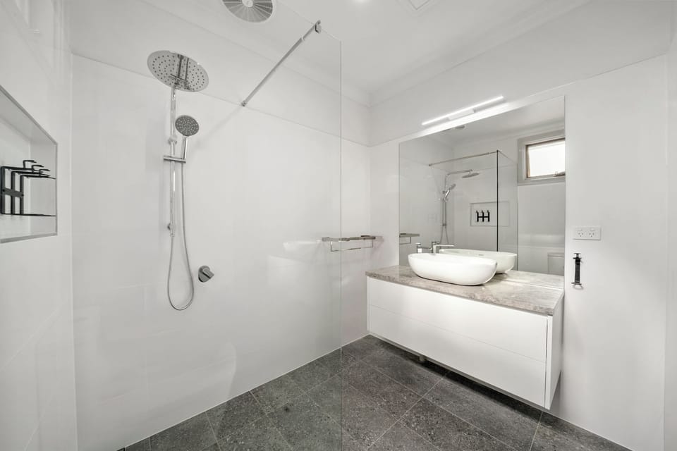 Deluxe Room, 1 Queen Bed | Bathroom | Towels