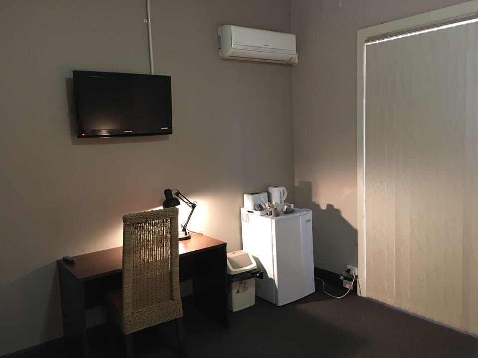 Standard Room, Non Smoking, Balcony (Queen Room) | Room amenity