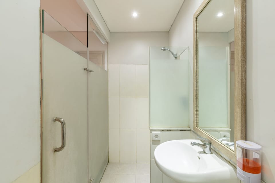 Superior Single Room | Bathroom | Shower, hydromassage showerhead, free toiletries, bidet