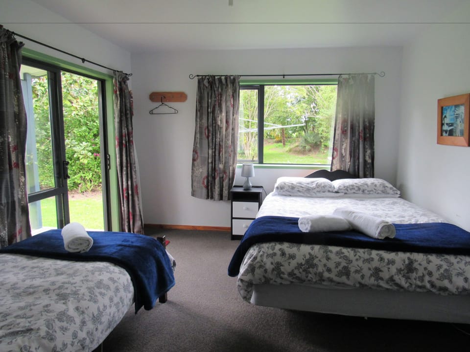 Queen & Single Room With Bathroom | Iron/ironing board (on request), WiFi (free), bed sheets