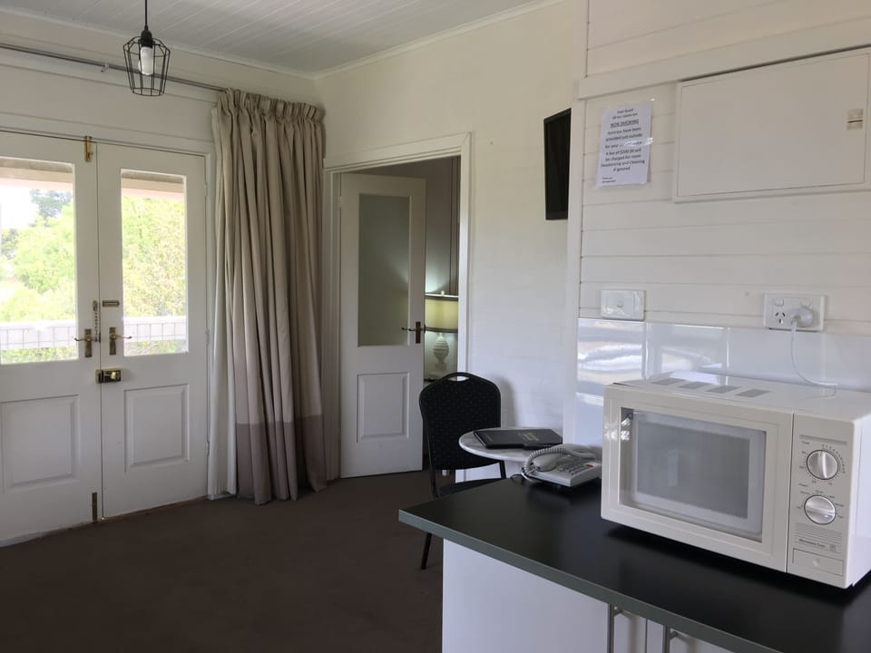 Peninsula Balcony Suite | Private kitchenette | Fridge, microwave, electric kettle, toaster