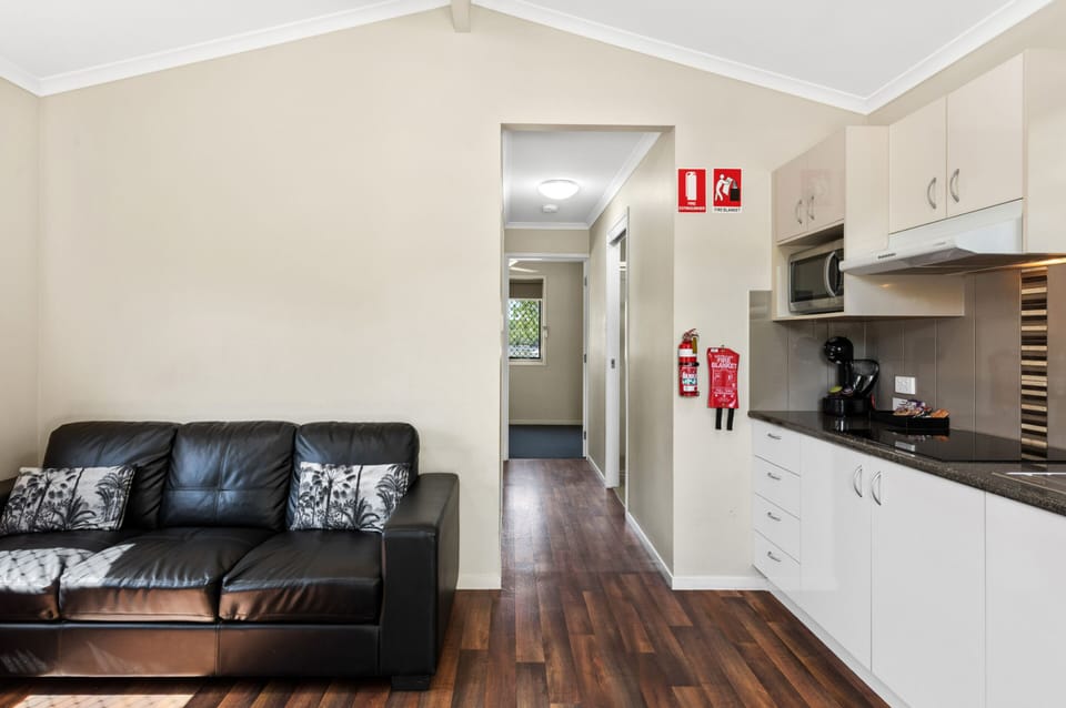 Deluxe 2 Bedroom Cabin - Sleeps 6 | Iron/ironing board, WiFi (free), bed sheets
