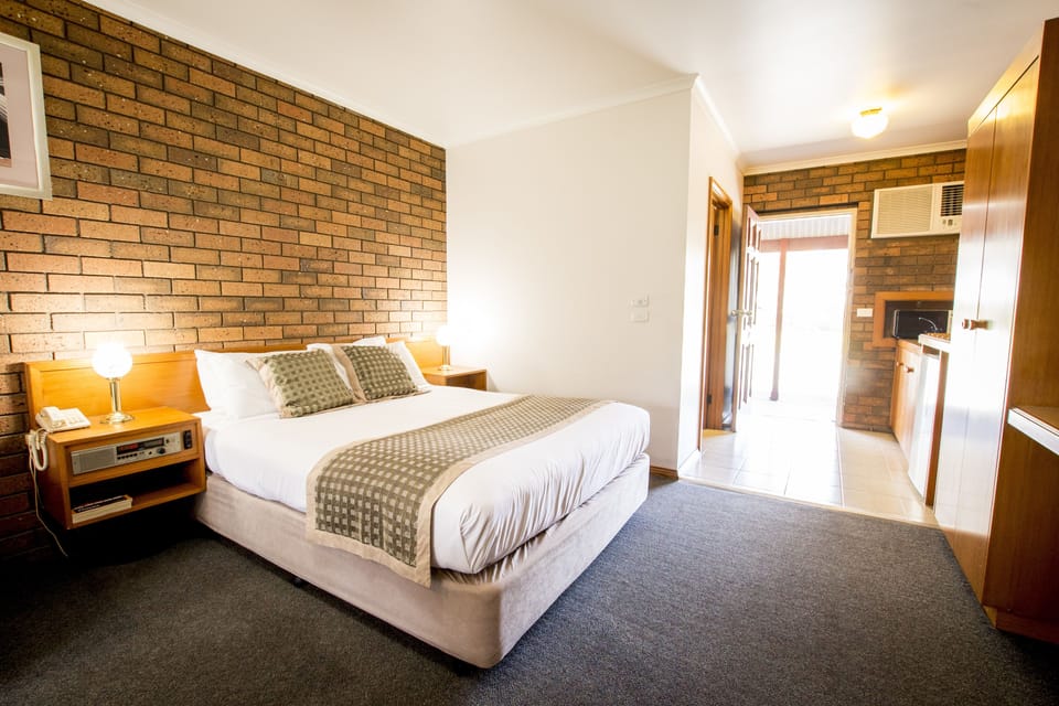 Standard Suite, 1 Bedroom, Non Smoking (Twin) | Soundproofing, iron/ironing board, free WiFi, bed sheets