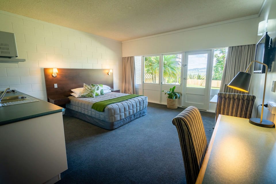 Minibar, in-room safe, desk, iron/ironing board