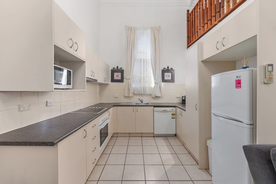 Apartment, 1 Bedroom | Private kitchen | Full-size fridge, microwave, stovetop, electric kettle