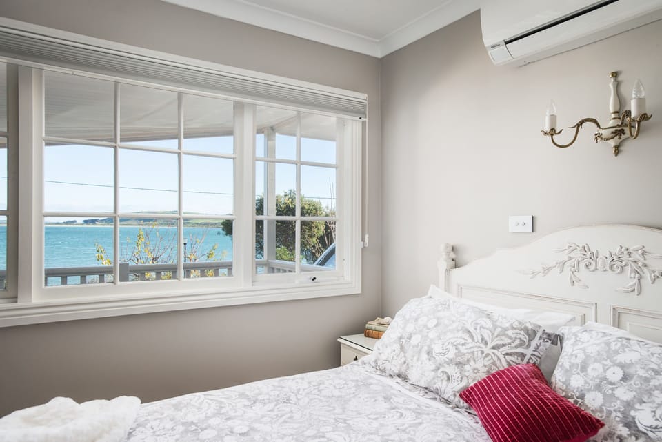 Egyptian cotton sheets, premium bedding, down comforters, pillowtop beds