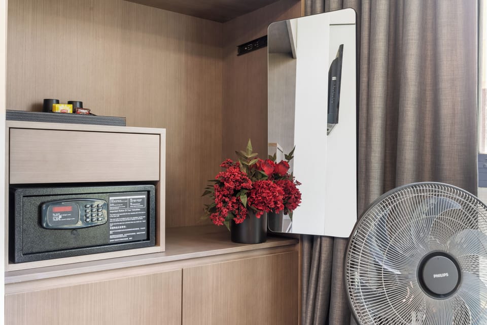 Premium King Singles | Living area | TV