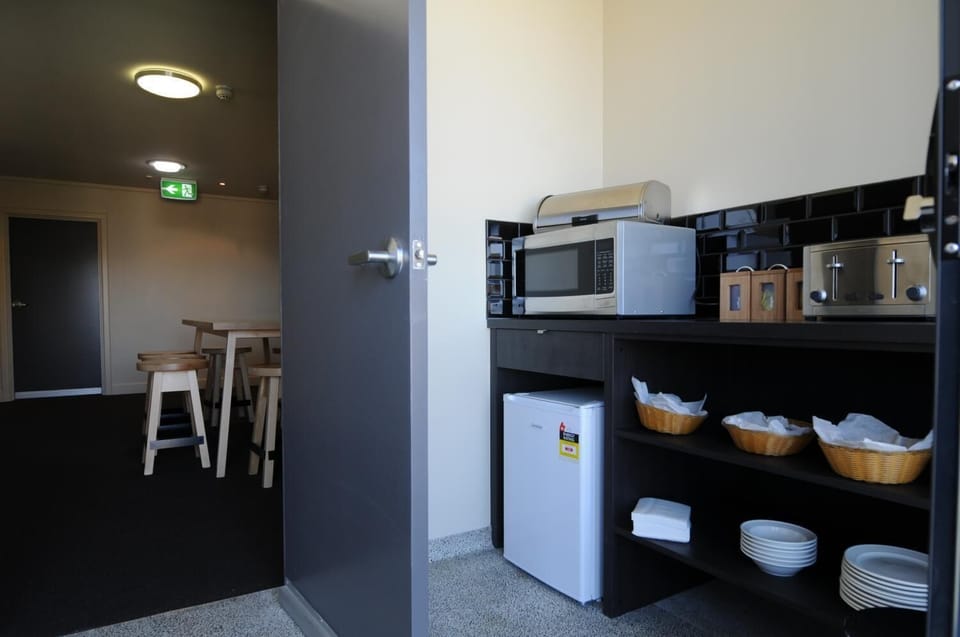 Fridge, coffee/tea maker