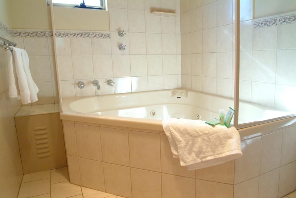 Family Room (Victoria Family Spa Room) | Bathroom | Free toiletries, hair dryer, towels, soap