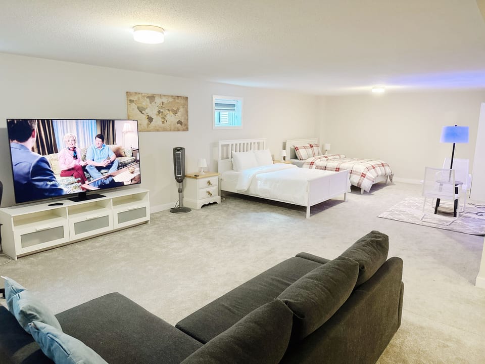 Studio | In-room safe, desk, laptop workspace, blackout drapes