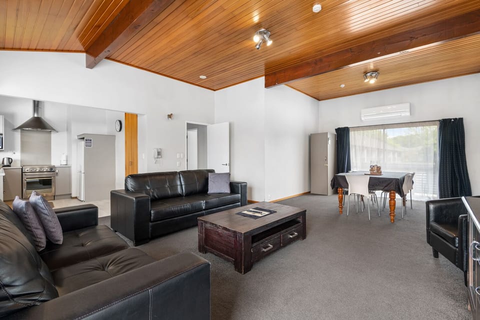 Apartment, 3 Bedrooms | Living area | Books, video library