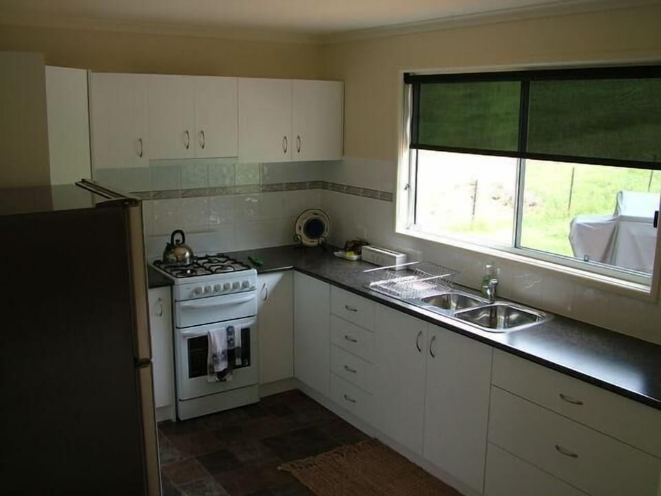 Standard Suite, Multiple Bedrooms, Non Smoking, Shared Bathroom (Cottage Getaway) | Private kitchen | Full-size fridge, microwave, stovetop, coffee/tea maker