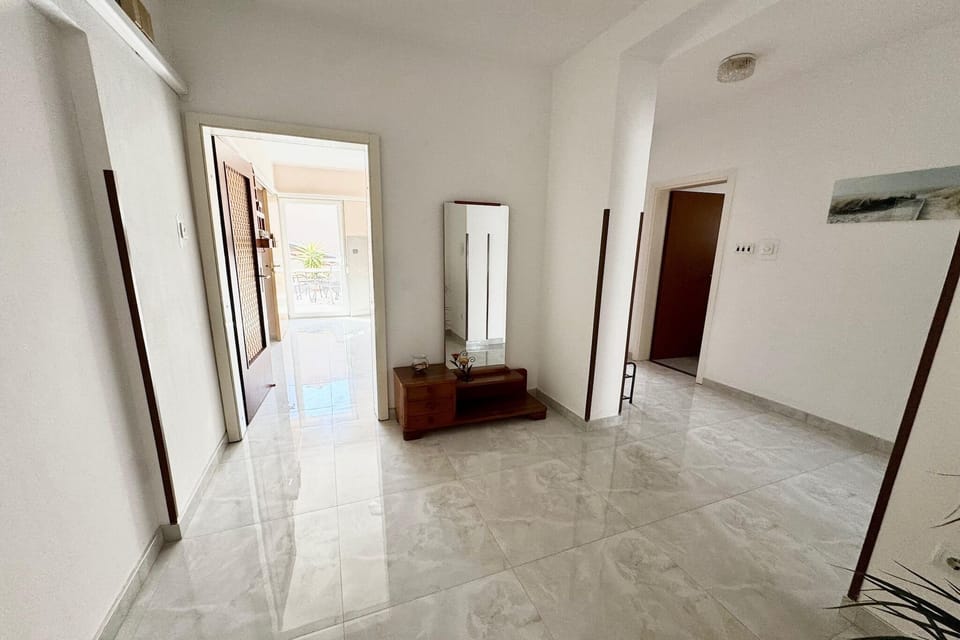 Entrance / Reception
