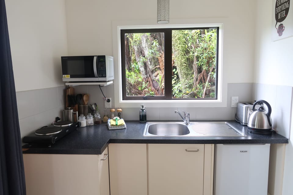 Comfort Apartment, 1 Bedroom, Garden View, Garden Area (Mamaku Cottage) | Private kitchen