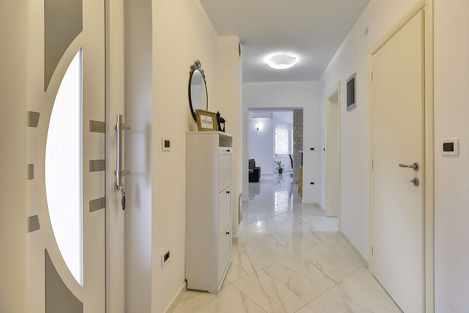Entrance / Reception