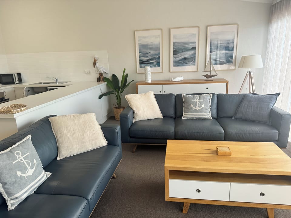 Apartment 6: Upstairs - 3 Bedrooms | Living room | 48-cm flat-screen TV with digital channels, plasma TV, Netflix