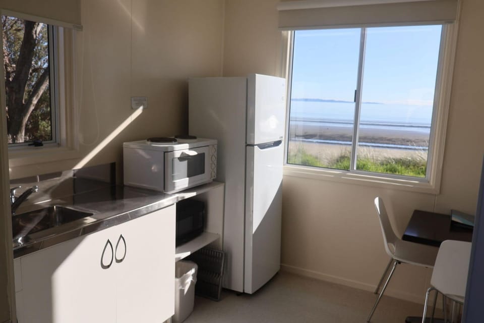 Classic Studio Suite | Private kitchen | Shared fridge, shared microwave
