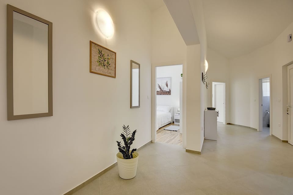Entrance / Reception