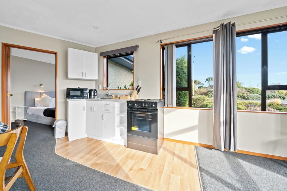 Luxury Apartment, 3 Bedrooms, Kitchenette | Private kitchenette | Fridge, microwave
