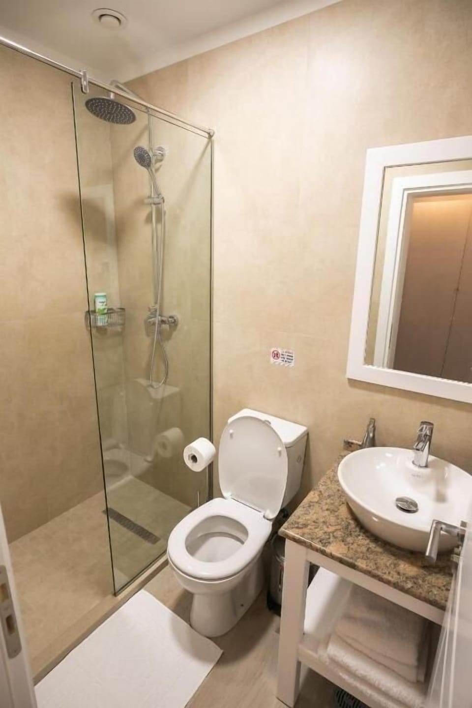 Classic Triple Room 101 | Bathroom | Shower, free toiletries, hair dryer, slippers
