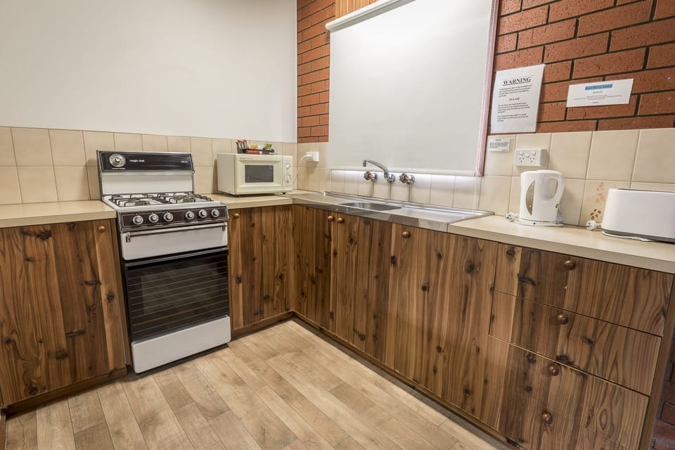 Standard Apartment | Private kitchen | Microwave, toaster