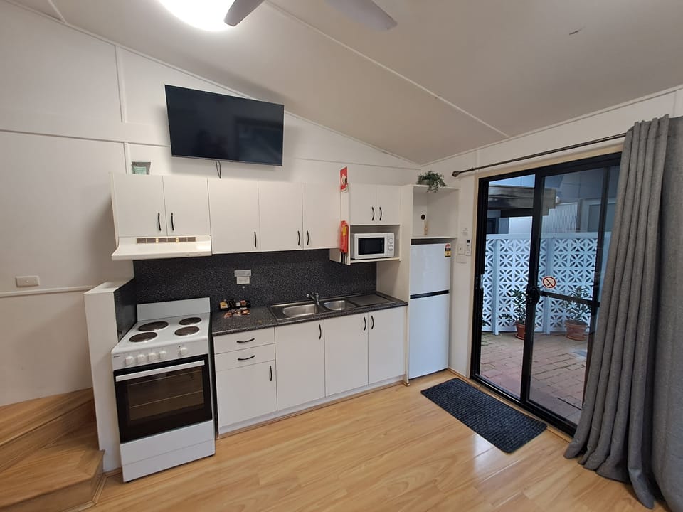 Rosella Loft - (Private External Bathroom) | Private kitchen | Electric kettle