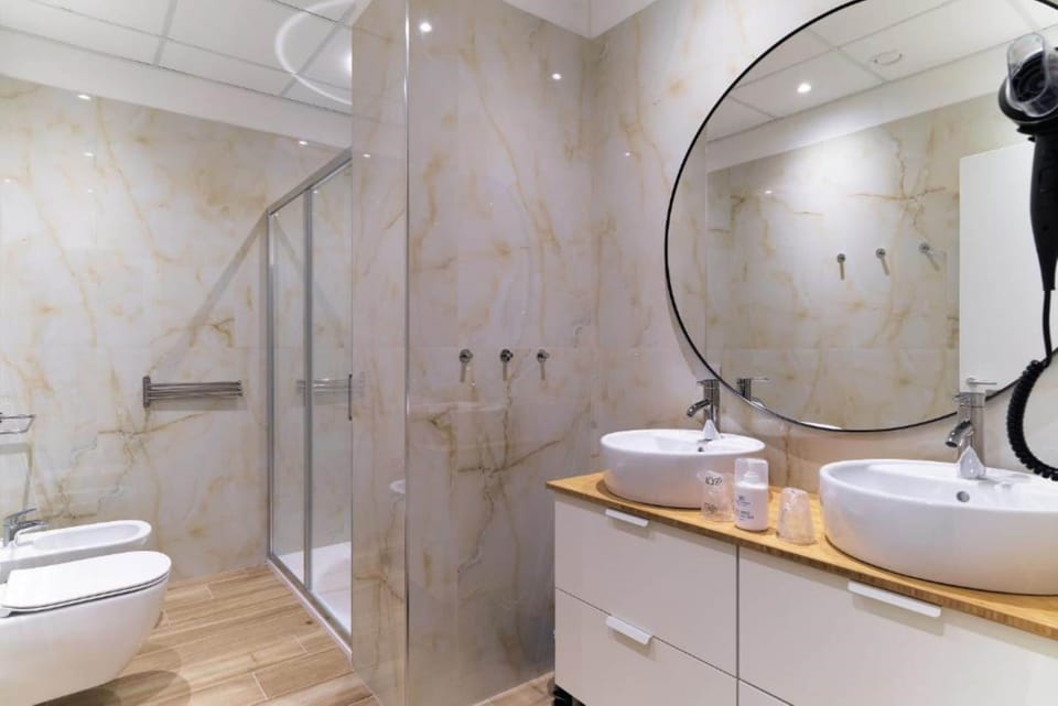 Superior Room | Bathroom | Shower, rainfall showerhead, eco-friendly toiletries, hair dryer