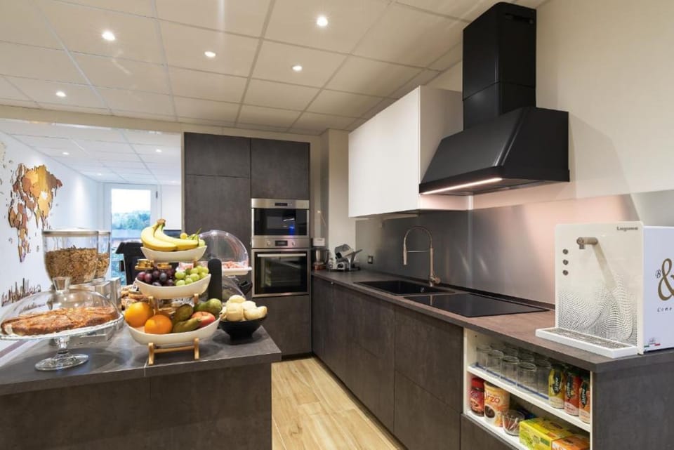 Full-size fridge, microwave, oven, stovetop