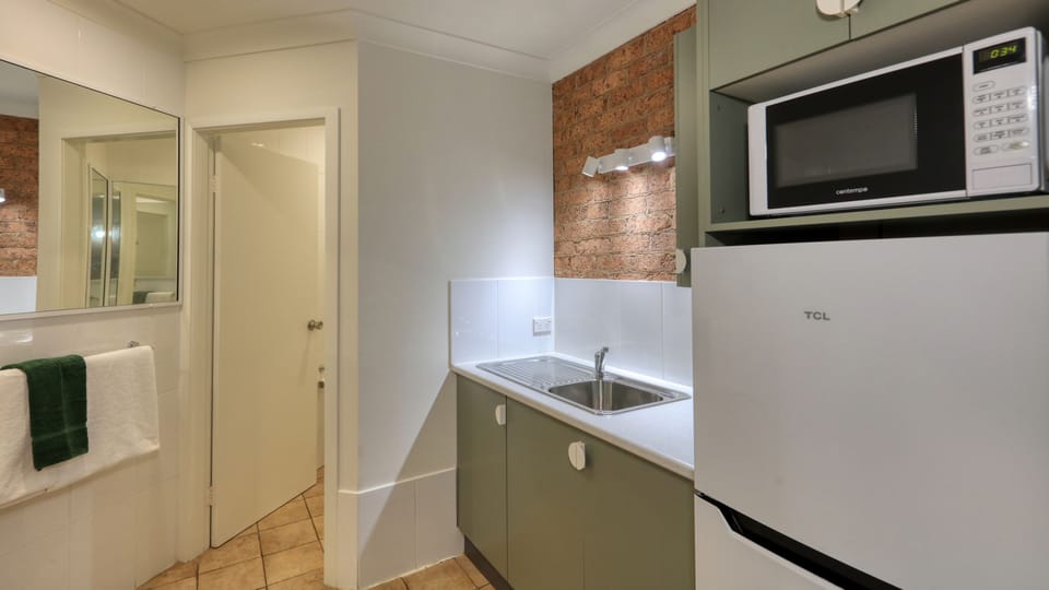 Family Room, Non Smoking, Kitchenette (2Bd Family) | Private kitchenette | Microwave, electric kettle, toaster, cookware/dishes/utensils