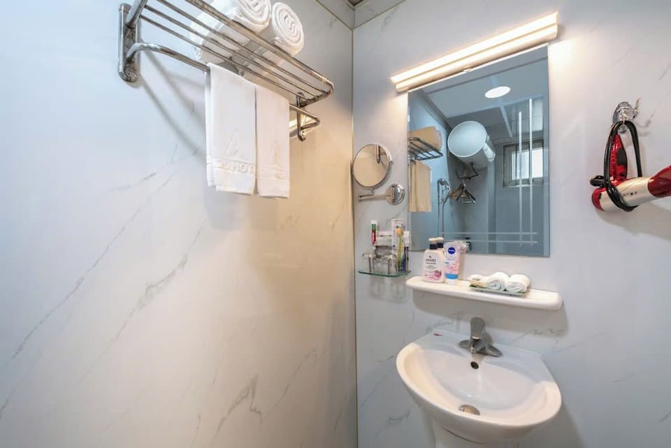 Superior Double Room | Bathroom | Shower, free toiletries, hair dryer, bathrobes