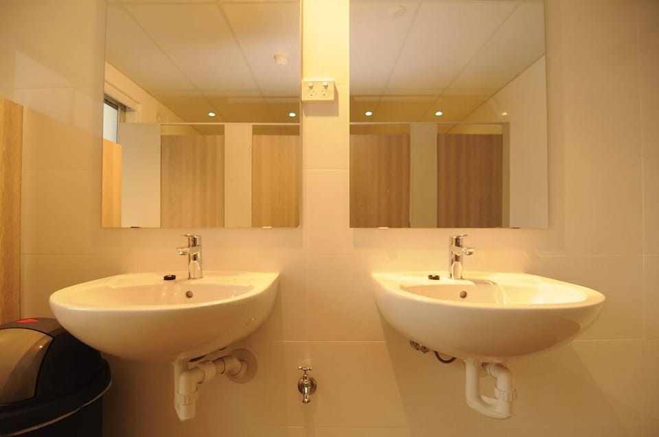 Bathroom sink
