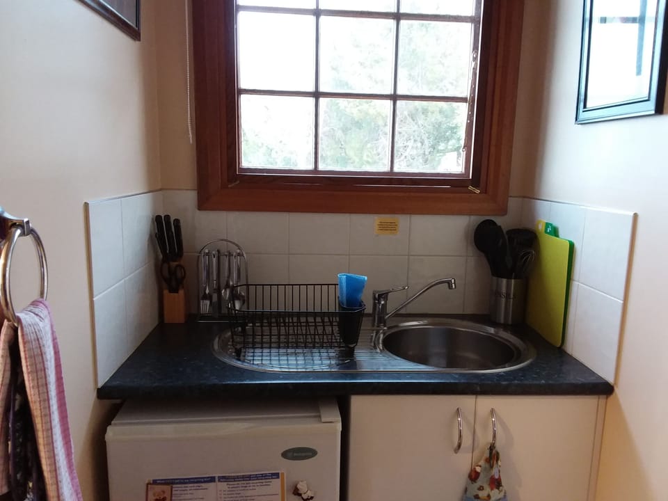 Standard Apartment, 1 Bedroom (Cornwall Cottage) | Private kitchen | Fridge, microwave, oven, stovetop