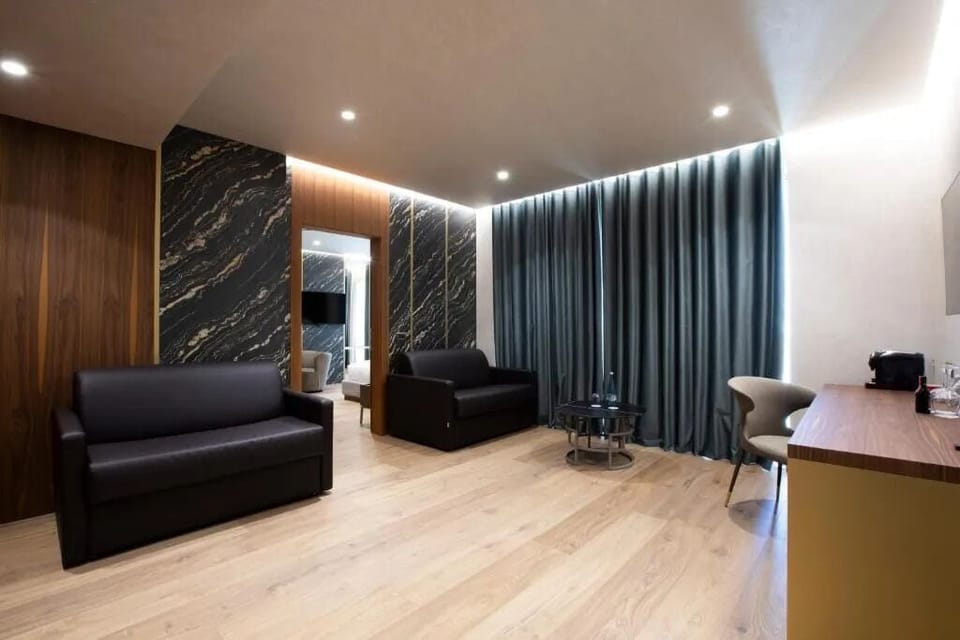 Executive Suite | Hypo-allergenic bedding, minibar, desk, laptop workspace