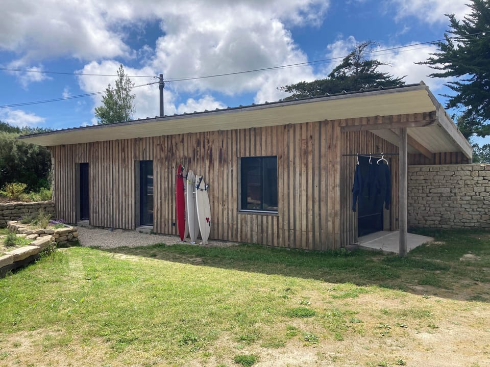 Le garage pour mettre vos vélos et planches de surf 