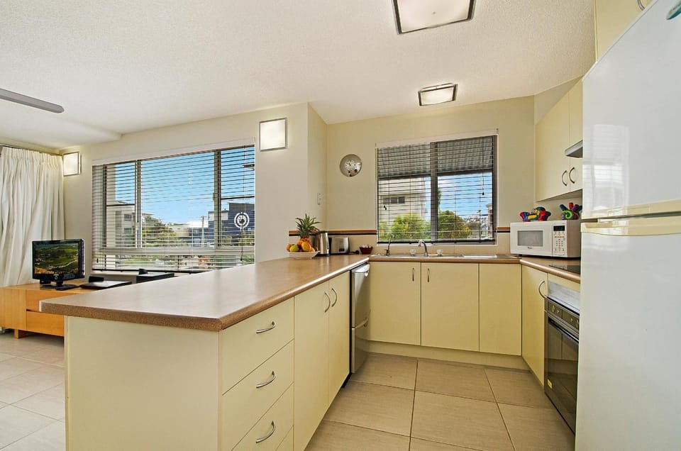 Coffee/tea maker, fridge, microwave, stovetop