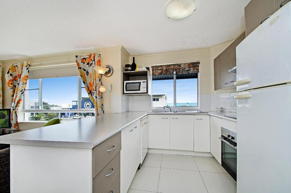 Coffee/tea maker, fridge, microwave, stovetop