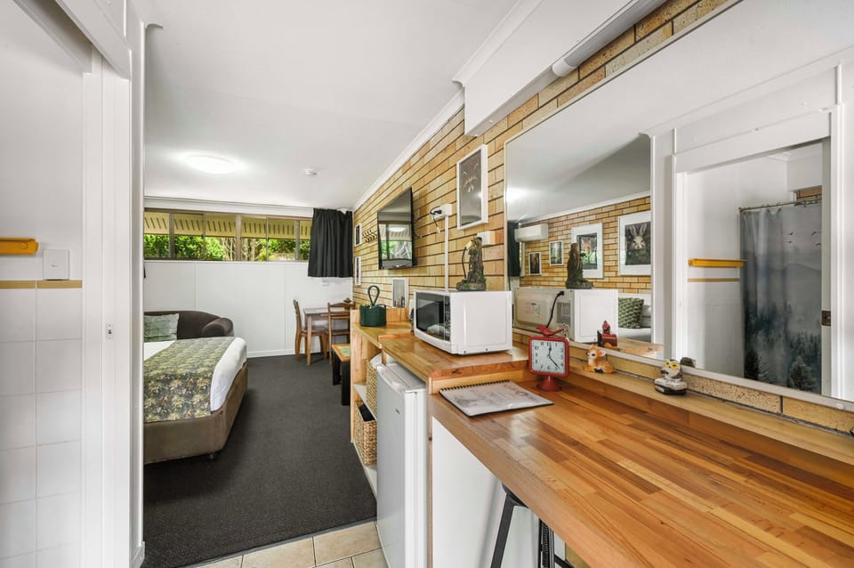 Queen Room | Iron/ironing board, WiFi (free), bed sheets
