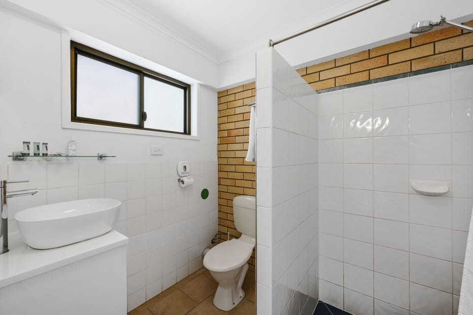 Shower, free toiletries, towels