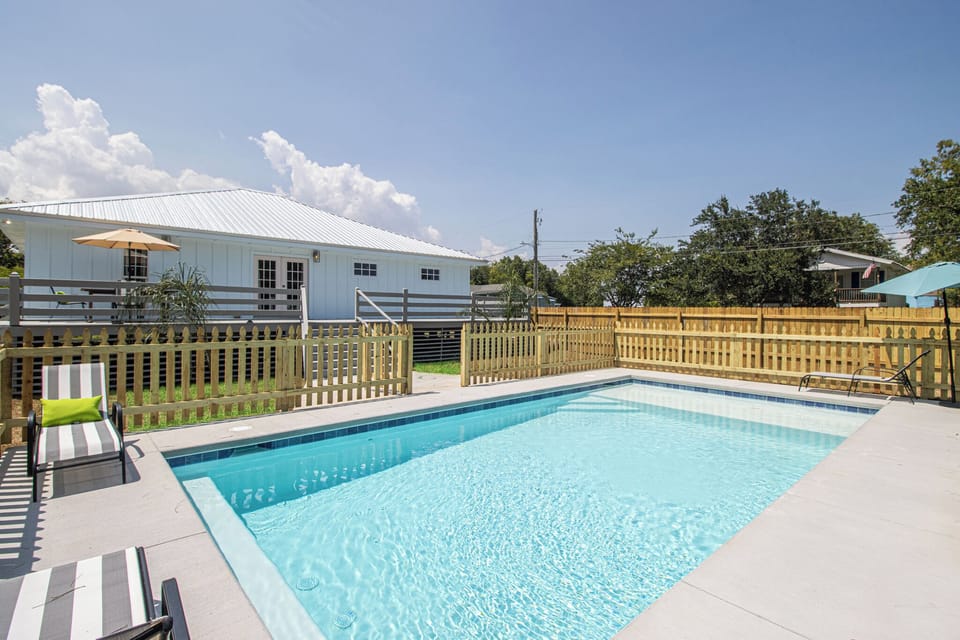 Huge saltwater pool with tanning ledge and deep end bench