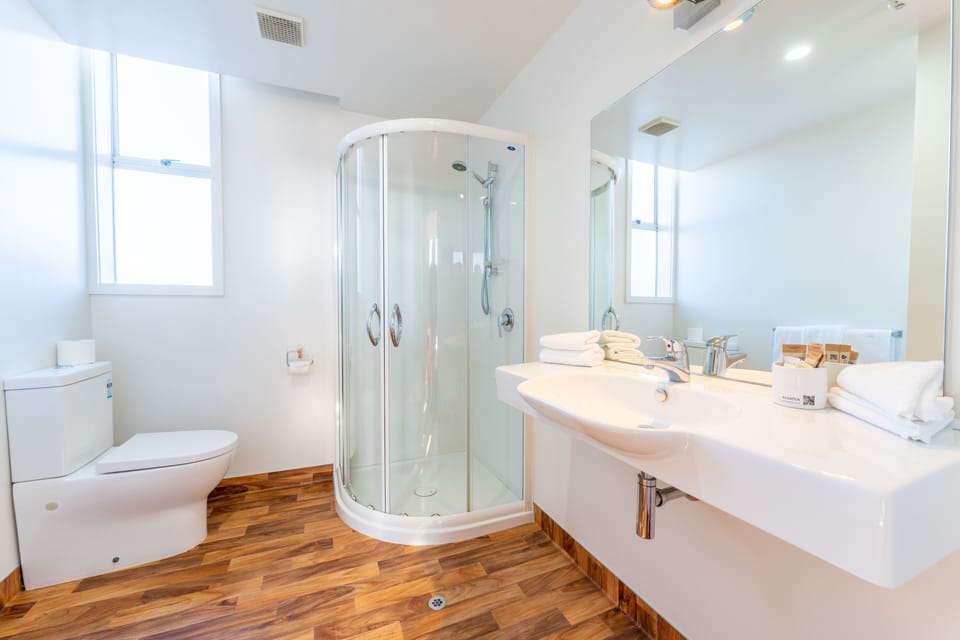 Superior Room, Non Smoking | Bathroom | Shower, free toiletries, hair dryer, towels
