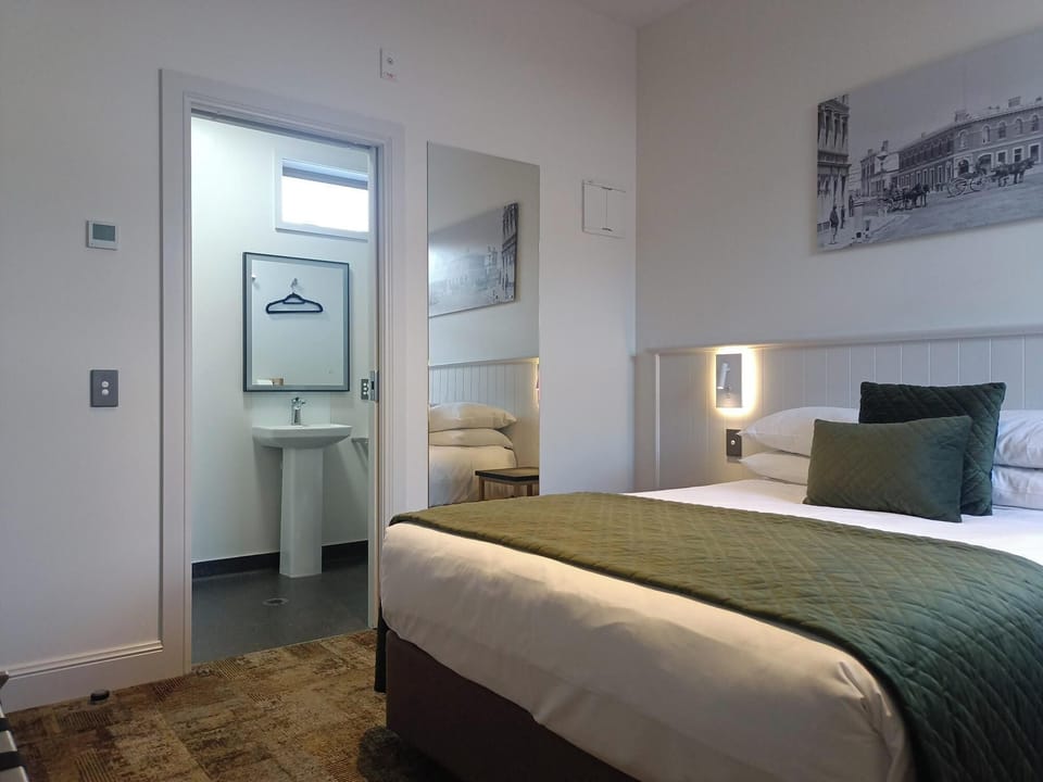 Economy Double Room | In-room safe, desk, iron/ironing board, free WiFi
