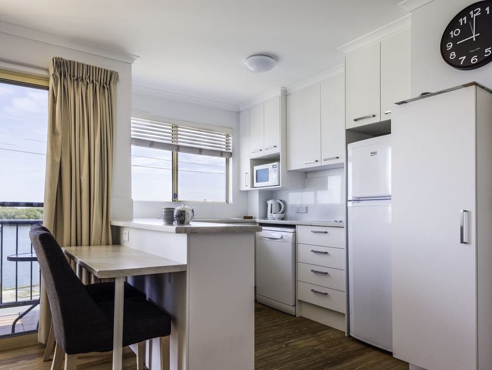 Coffee/tea maker, full-size fridge, microwave, stovetop