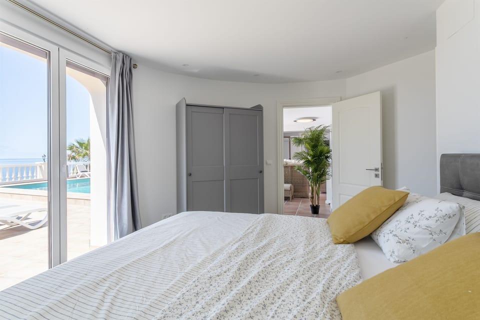Bedroom pool level floor