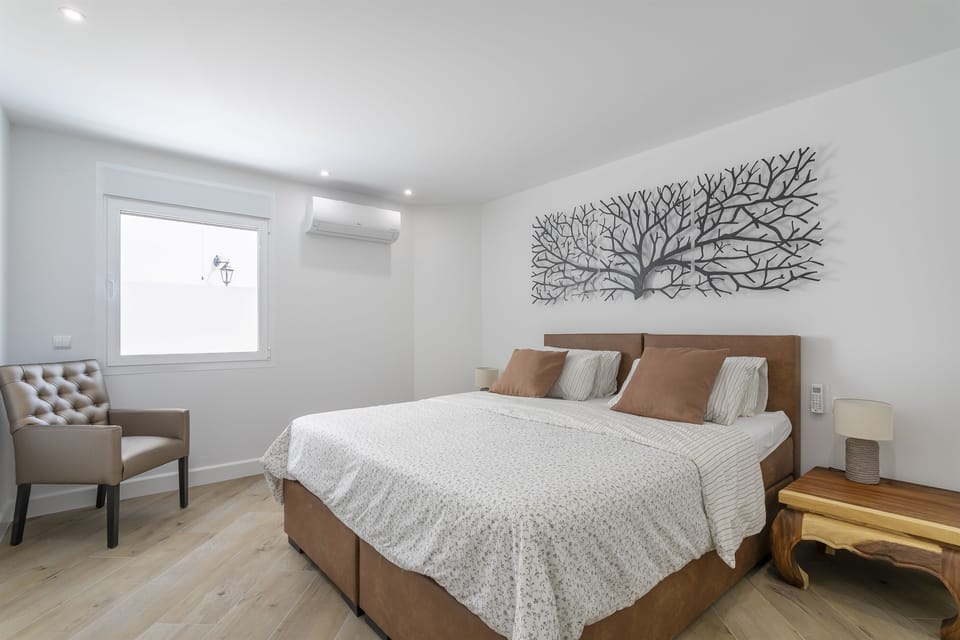 Bedroom pool level floor