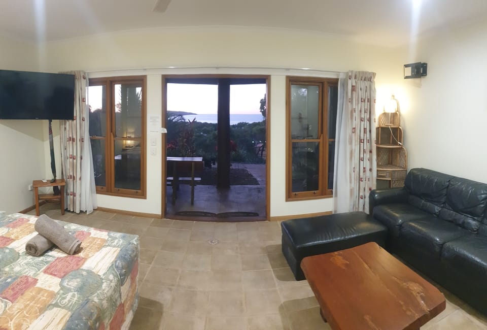 Spa Suite | Minibar, iron/ironing board, WiFi (free), bed sheets