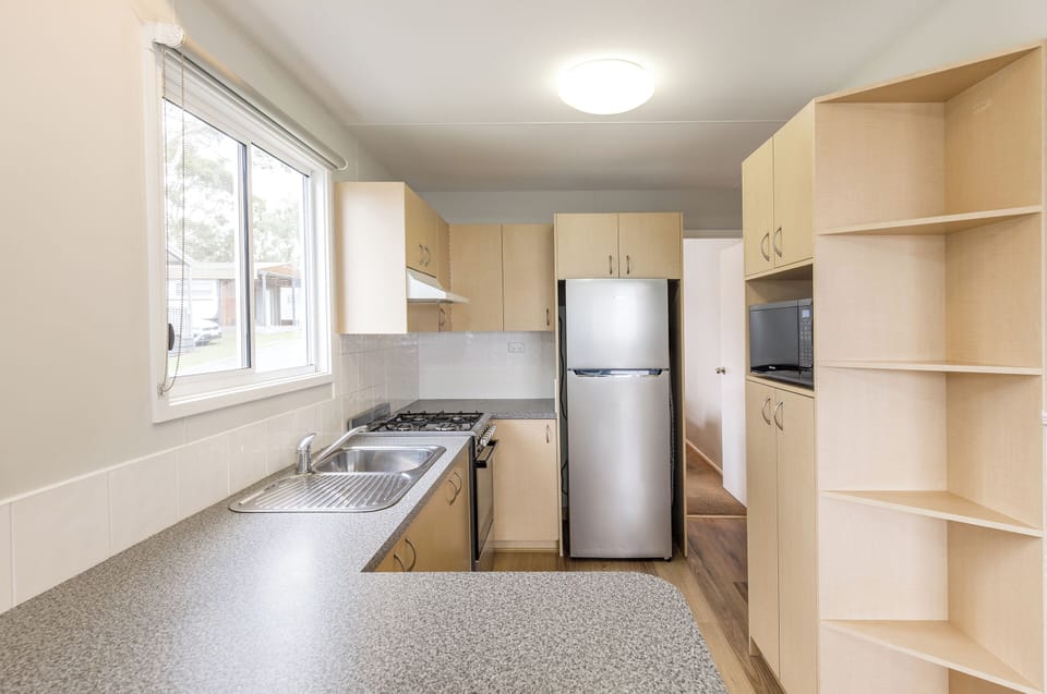 Pelican Cabin | Private kitchen | Fridge, microwave, stovetop, electric kettle
