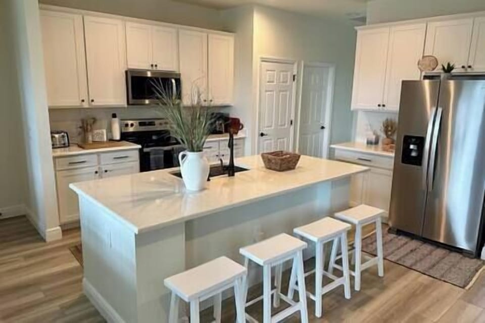 Spacious kitchen - 4 bar stools