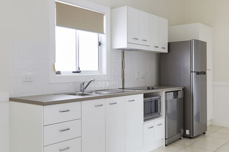 Coffee/tea maker, fridge, microwave, stovetop