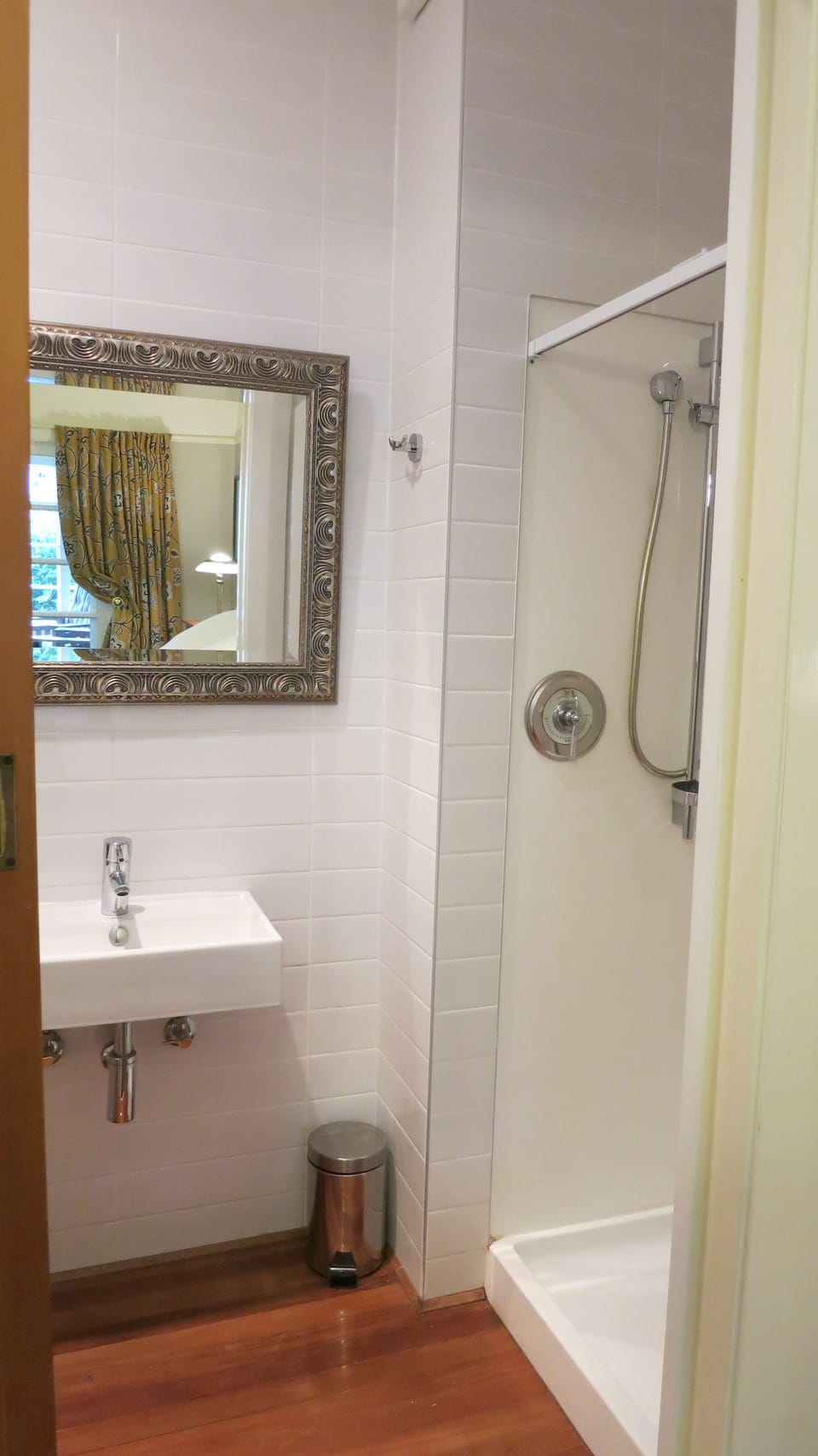 Standard Studio, Non Smoking, Balcony (SuperKing Ensuite Sunroom) | Bathroom | Free toiletries, hair dryer, bathrobes, towels
